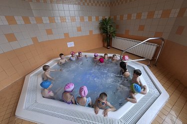 Medvídci a Světlušky na bazéně
